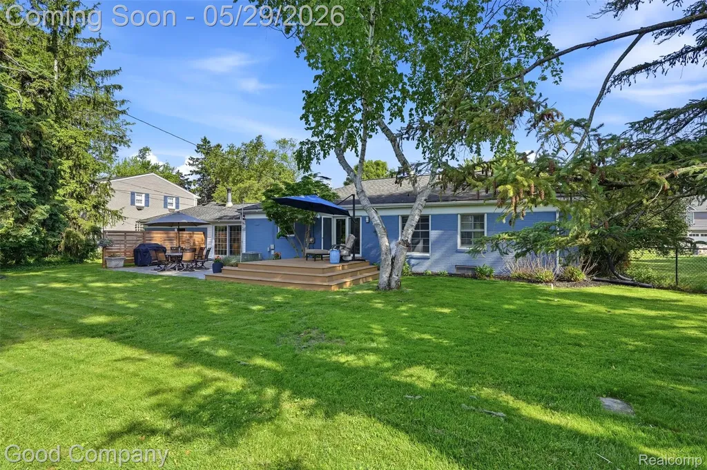 18187 Birwood Avenue Beverly Hills Village MI 48025