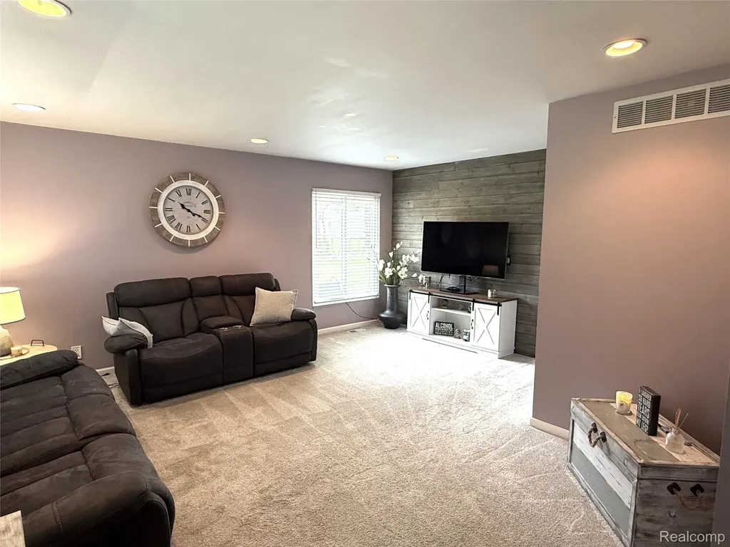 27860 Park Court Madison Heights City MI 48071