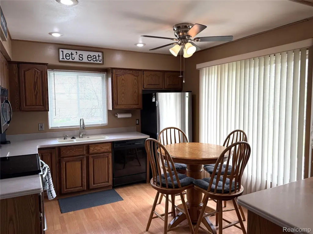 27860 Park Court Madison Heights City MI 48071