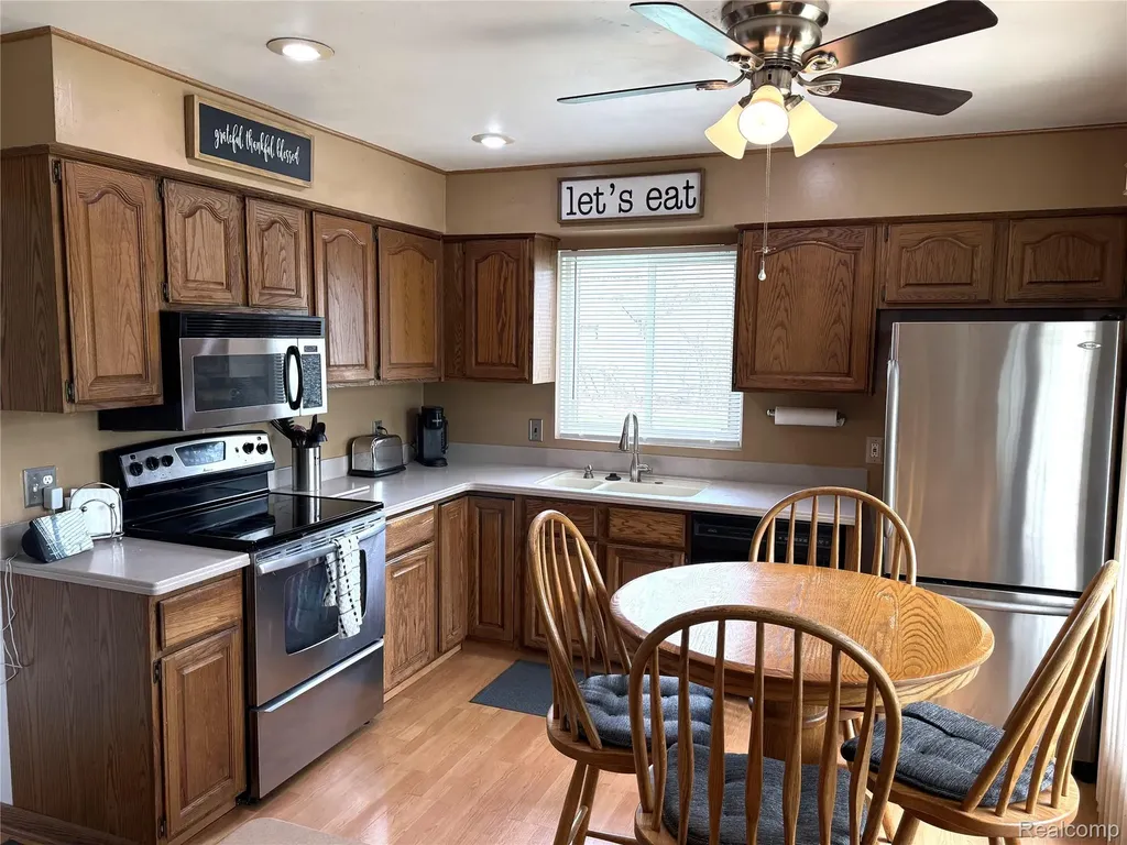27860 Park Court Madison Heights City MI 48071