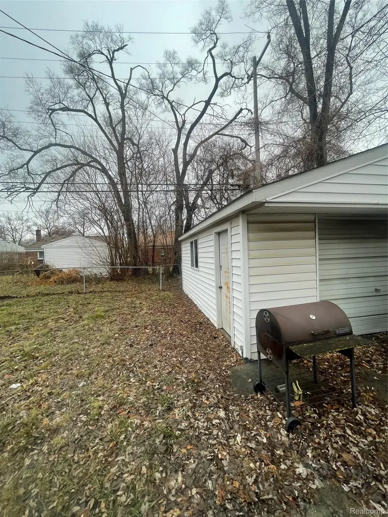 17587 Strathmoor Street Detroit City MI 48235