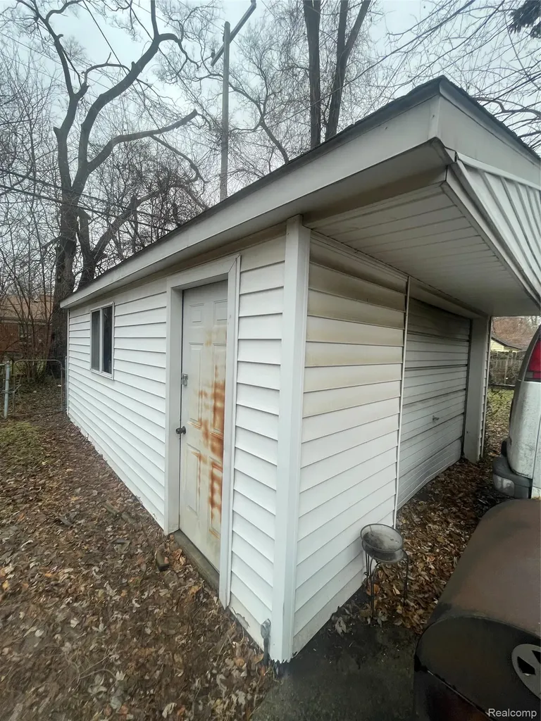 17587 Strathmoor Street Detroit City MI 48235