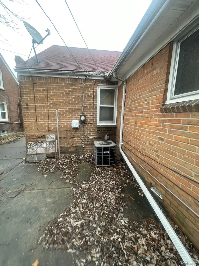 17587 Strathmoor Street Detroit City MI 48235