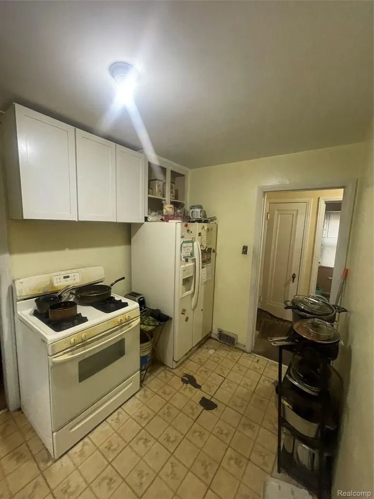 17587 Strathmoor Street Detroit City MI 48235