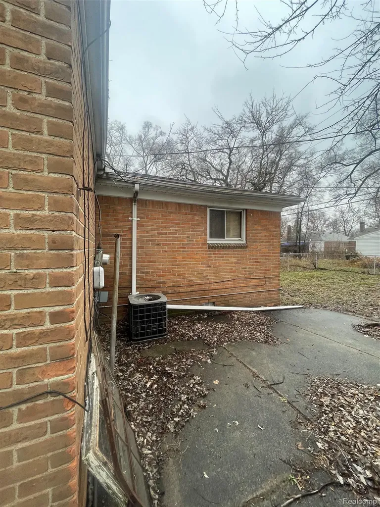 17587 Strathmoor Street Detroit City MI 48235