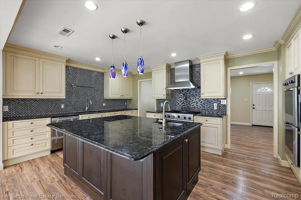 22470 Wildwood Street St. Clair Shores City MI 48081