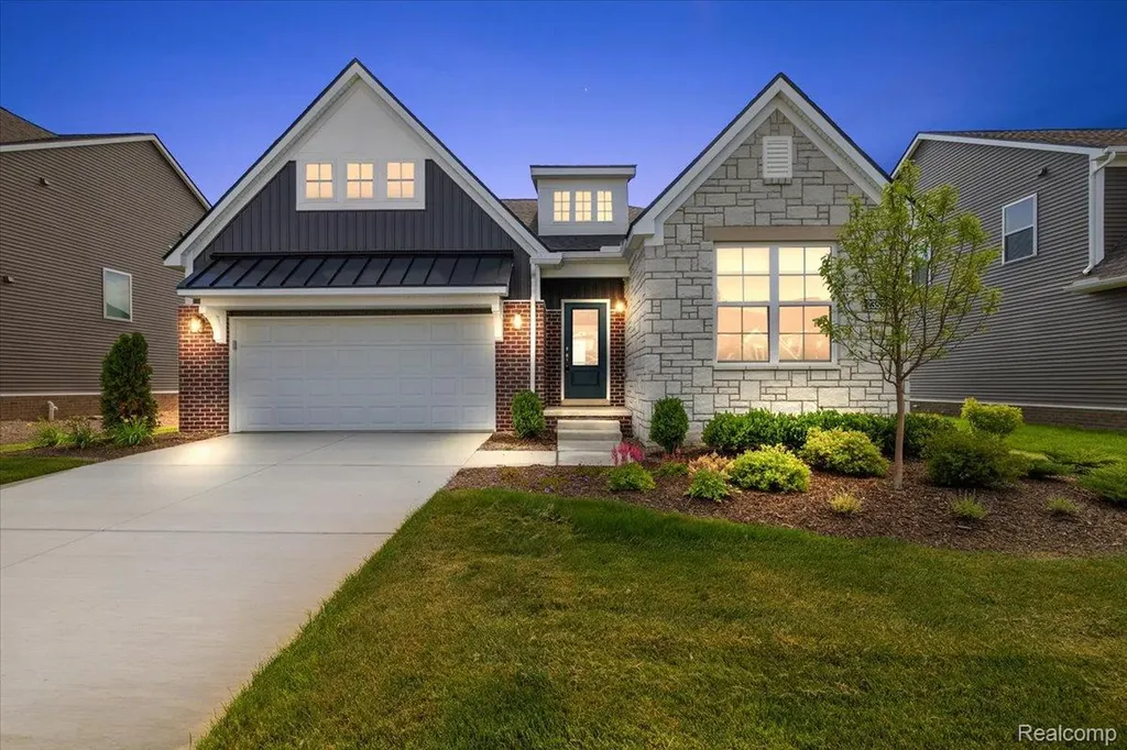 2352 Provencal Drive Commerce Charter Township MI 48382