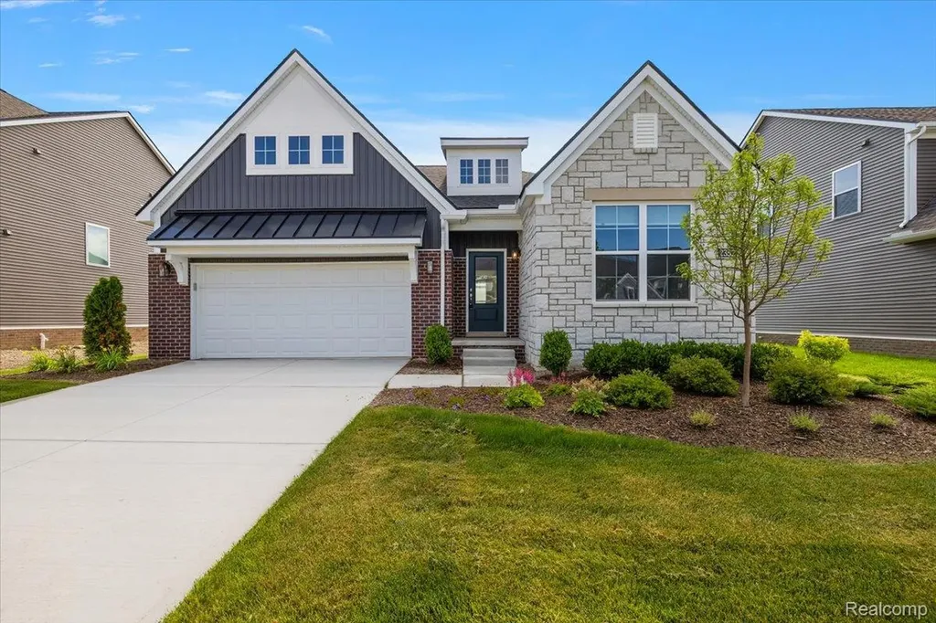 2352 Provencal Drive Commerce Charter Township MI 48382