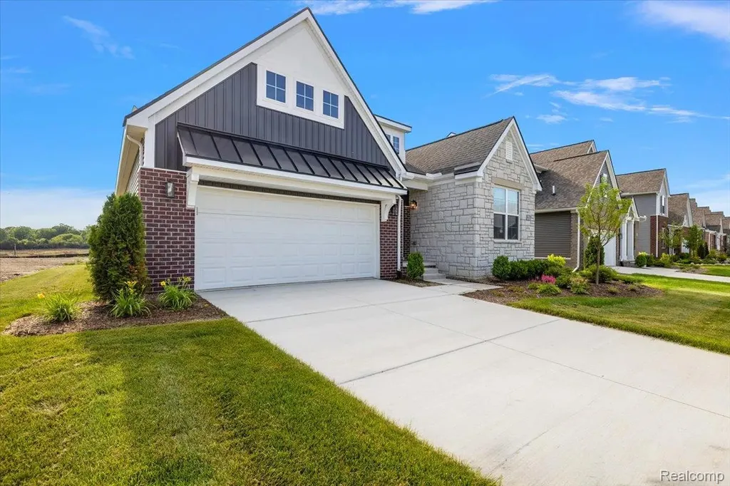 2352 Provencal Drive Commerce Charter Township MI 48382