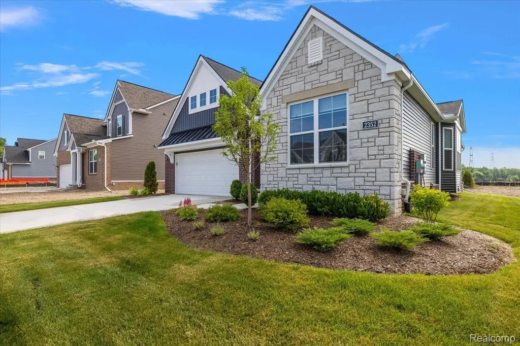 2352 Provencal Drive Commerce Charter Township MI 48382