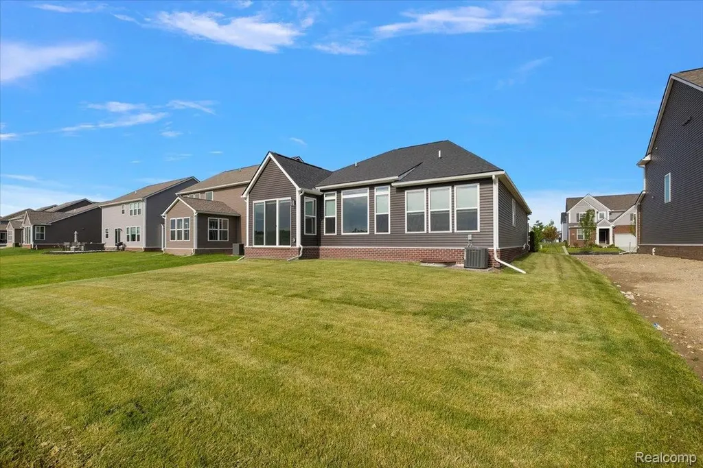 2352 Provencal Drive Commerce Charter Township MI 48382
