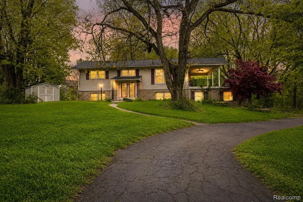 21411 Pontiac Trail Lyon Charter Township MI 48178