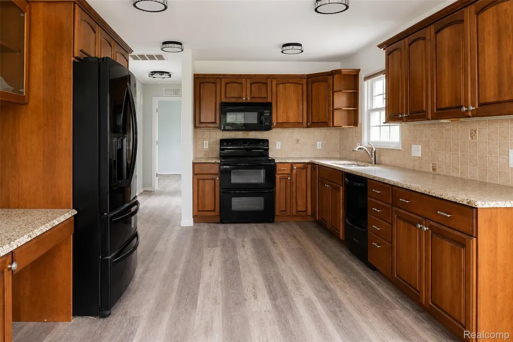 21411 Pontiac Trail Lyon Charter Township MI 48178