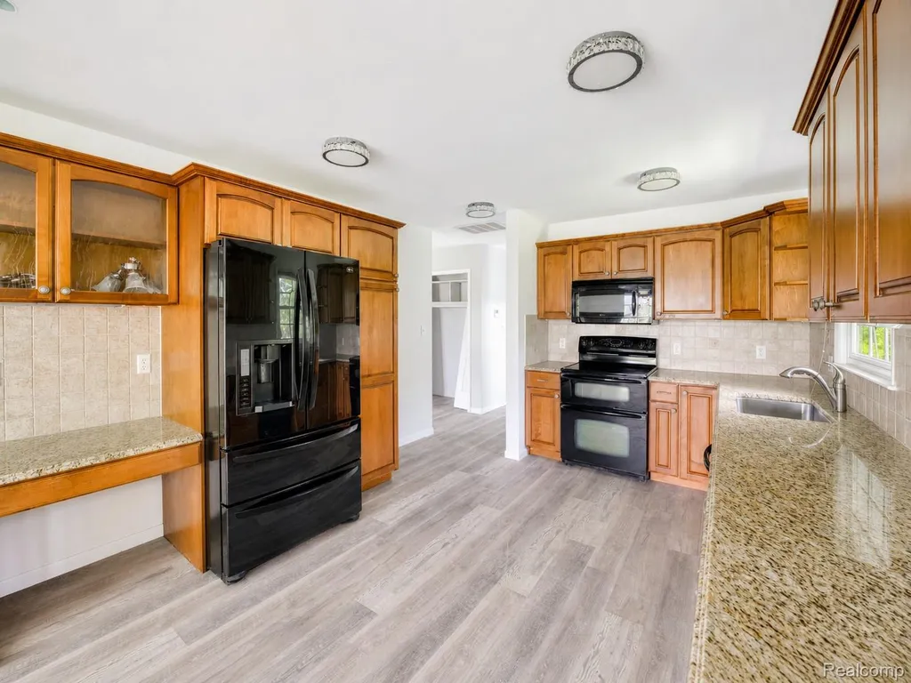 21411 Pontiac Trail Lyon Charter Township MI 48178