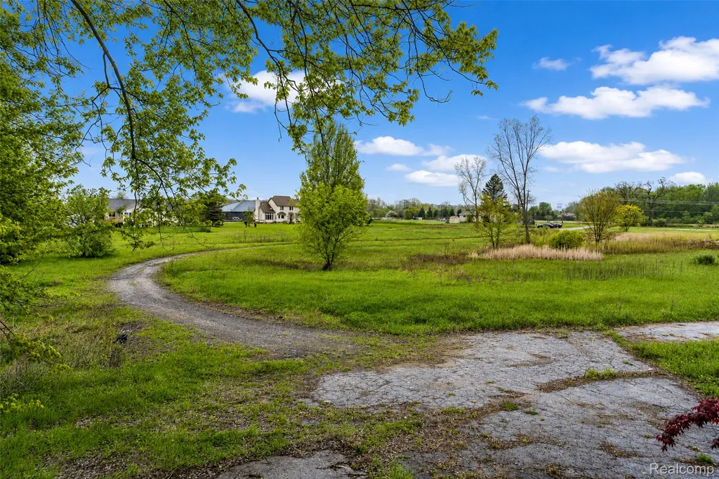 21411 Pontiac Trail Lyon Charter Township MI 48178
