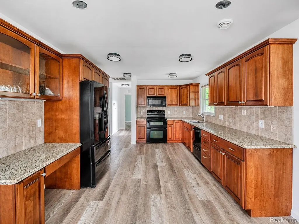 21411 Pontiac Trail Lyon Charter Township MI 48178