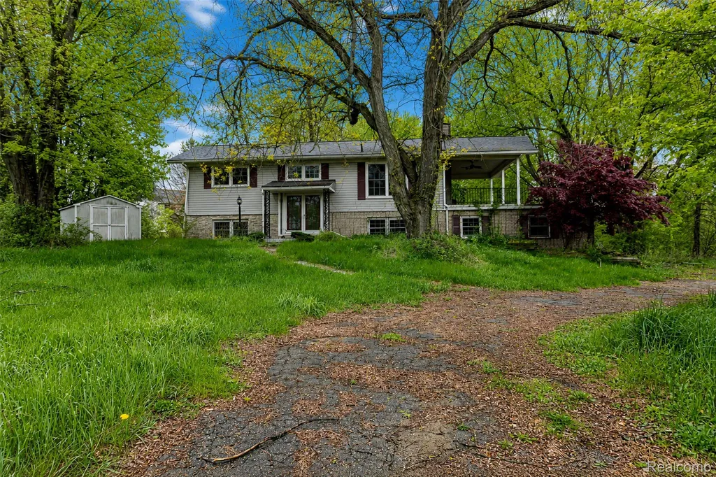 21411 Pontiac Trail Lyon Charter Township MI 48178