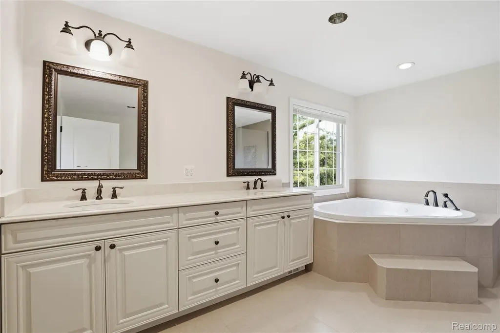 2084 Wabeek Hill Court West Bloomfield Charter Township MI 48302