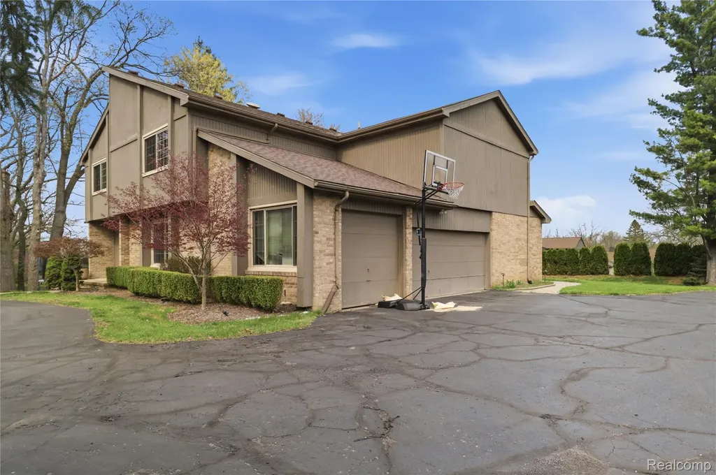 2084 Wabeek Hill Court West Bloomfield Charter Township MI 48302