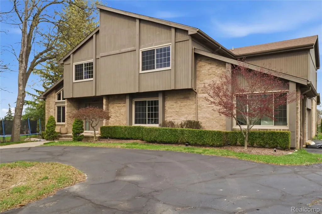 2084 Wabeek Hill Court West Bloomfield Charter Township MI 48302