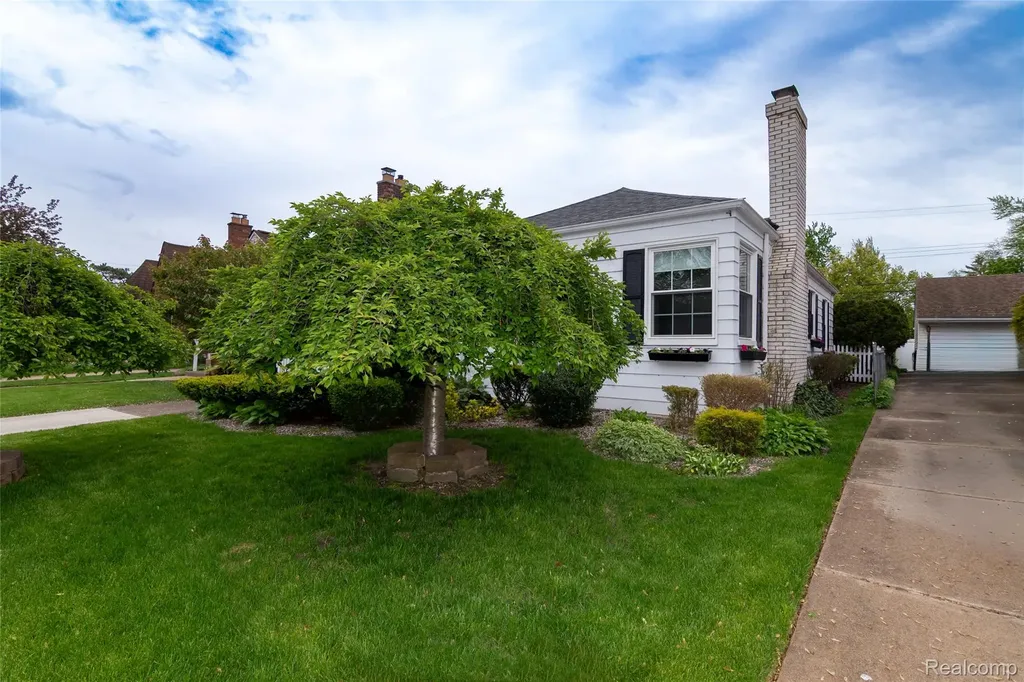 13113 Chestnut Street Southgate City MI 48195