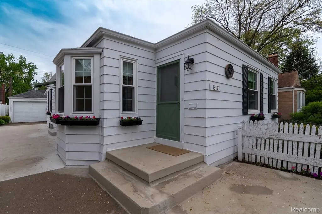 13113 Chestnut Street Southgate City MI 48195