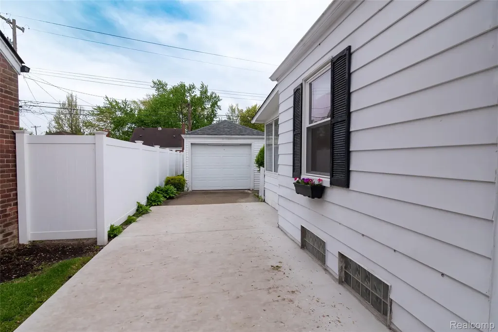 13113 Chestnut Street Southgate City MI 48195