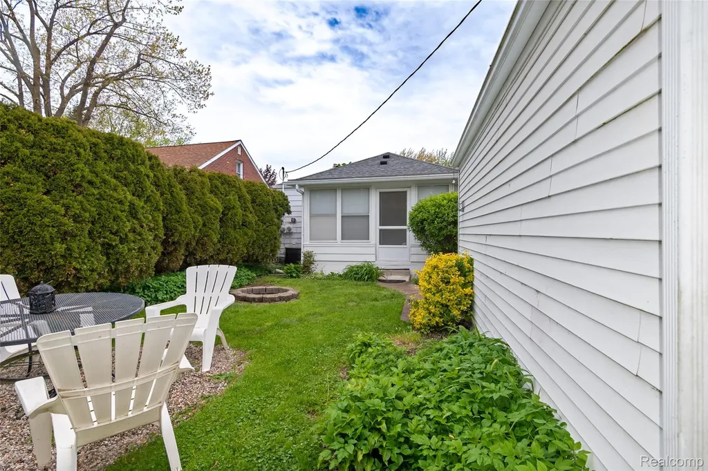 13113 Chestnut Street Southgate City MI 48195