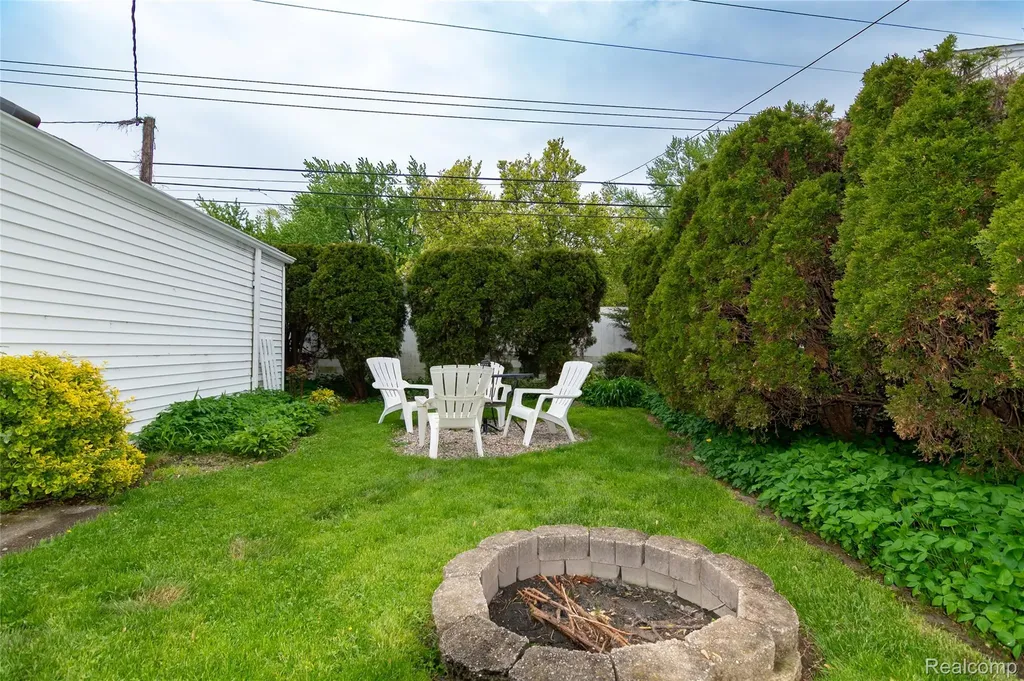 13113 Chestnut Street Southgate City MI 48195