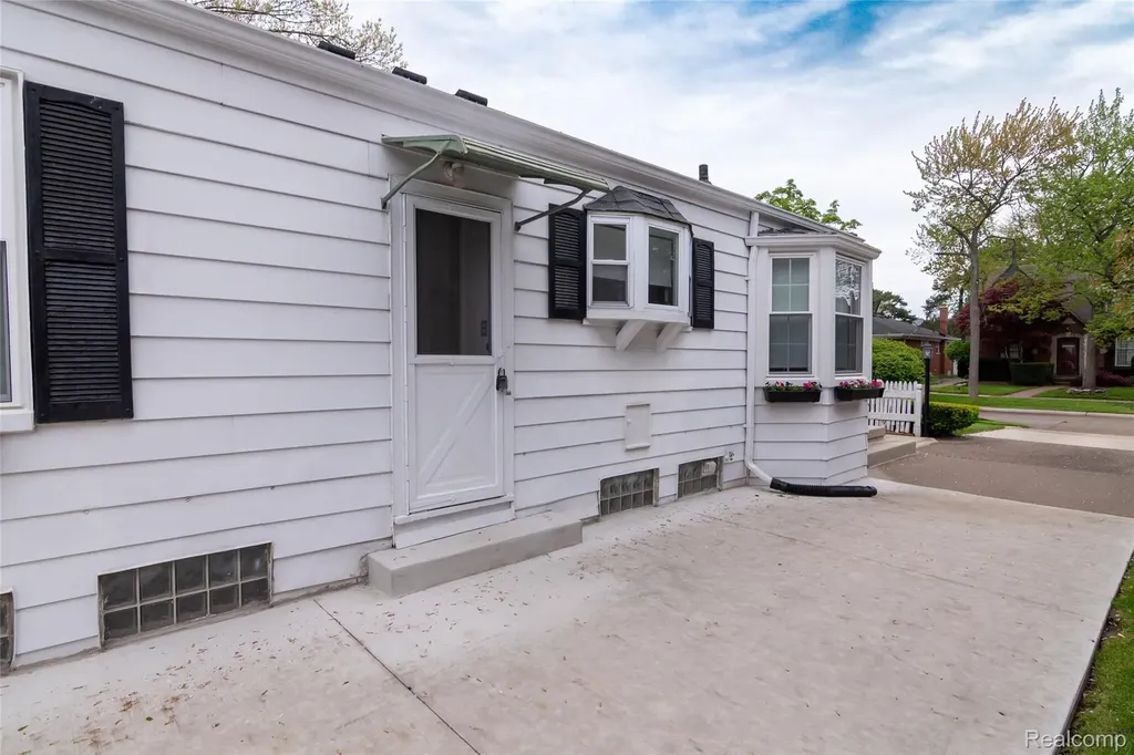 13113 Chestnut Street Southgate City MI 48195
