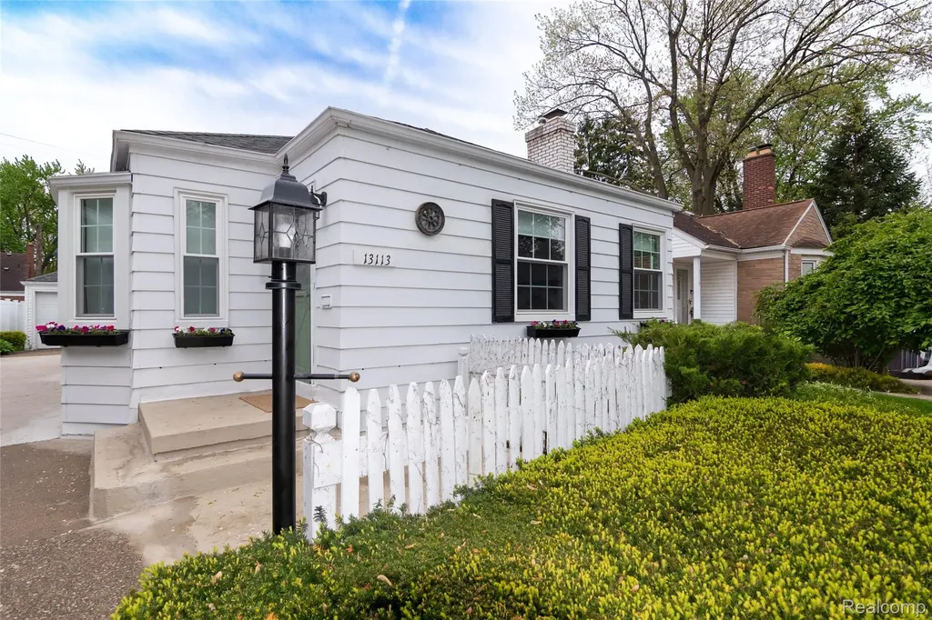 13113 Chestnut Street Southgate City MI 48195