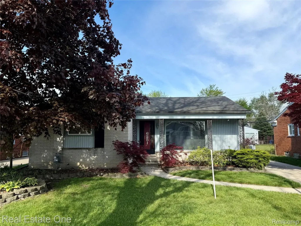 6251 N Charlesworth Street Dearborn Heights City MI 48127