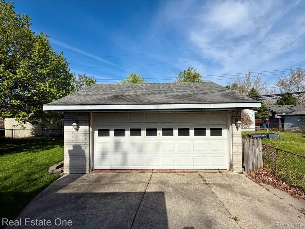 6251 N Charlesworth Street Dearborn Heights City MI 48127