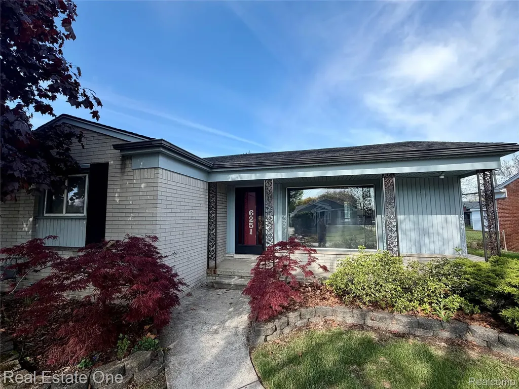 6251 N Charlesworth Street Dearborn Heights City MI 48127