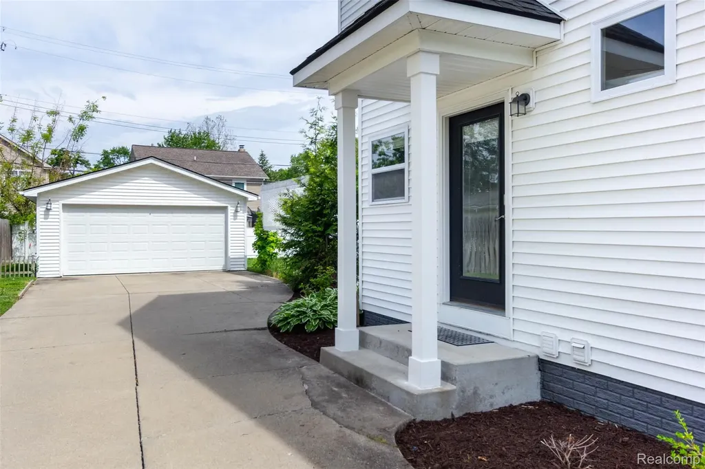 3280 Royal Avenue Berkley City MI 48072