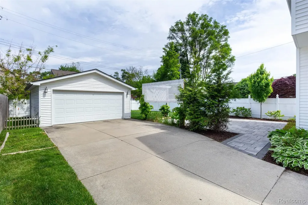 3280 Royal Avenue Berkley City MI 48072
