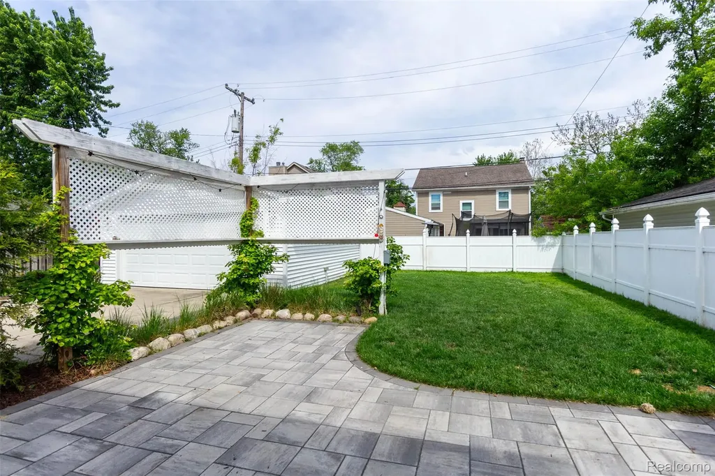 3280 Royal Avenue Berkley City MI 48072