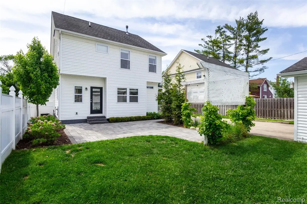3280 Royal Avenue Berkley City MI 48072