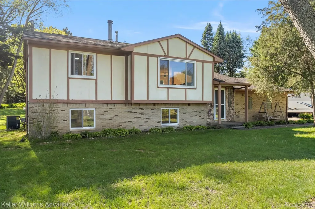 1250 Shotey Court Highland Charter Township MI 48380