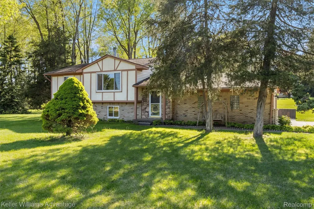 1250 Shotey Court Highland Charter Township MI 48380