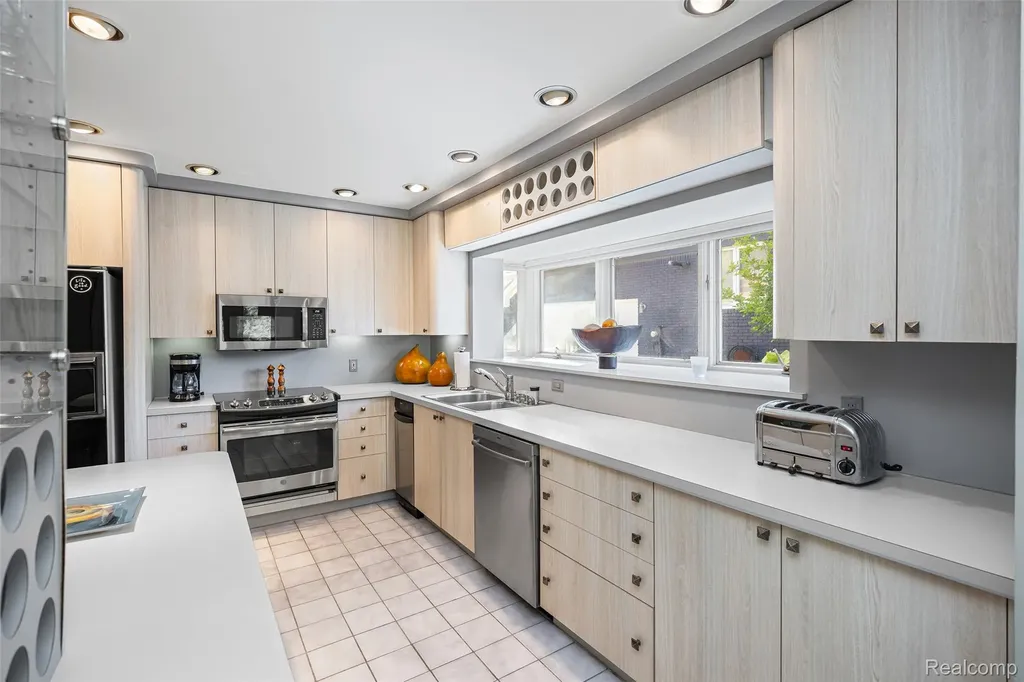 2372 Pine Lake Road West Bloomfield Charter Township MI 48324