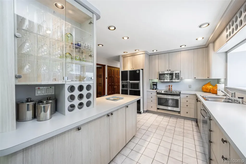 2372 Pine Lake Road West Bloomfield Charter Township MI 48324
