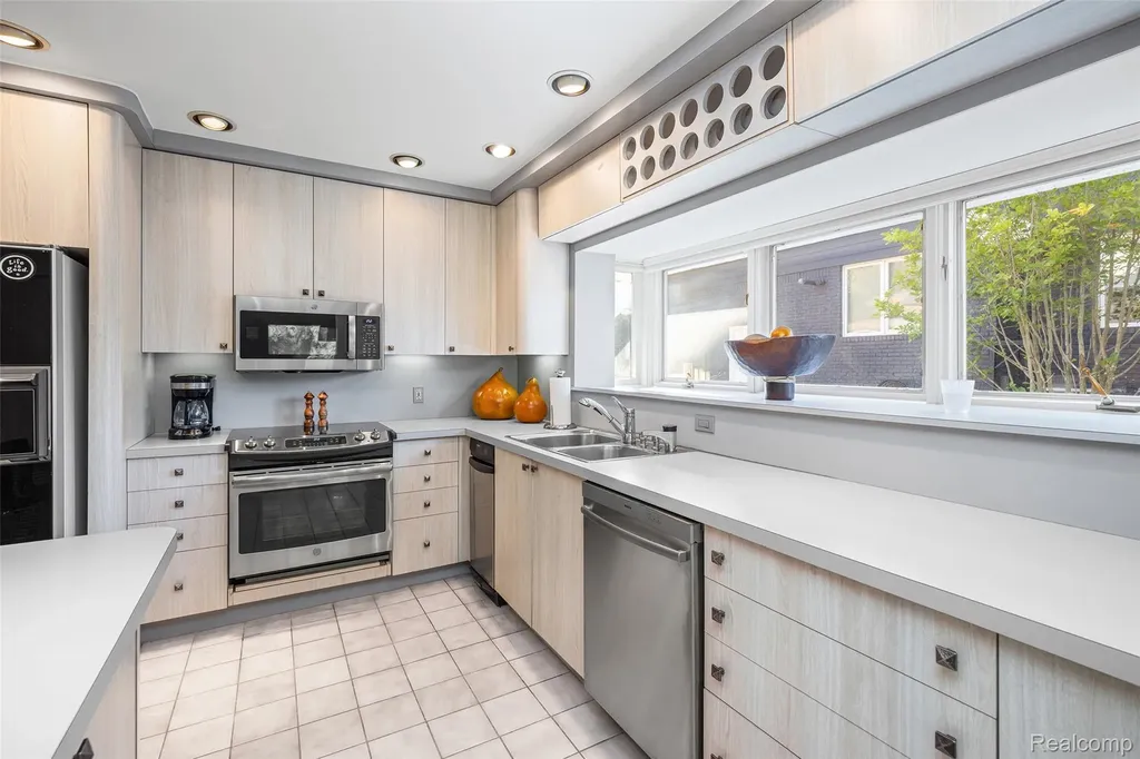 2372 Pine Lake Road West Bloomfield Charter Township MI 48324