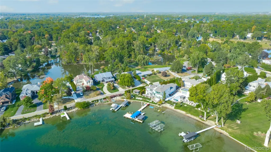 2372 Pine Lake Road West Bloomfield Charter Township MI 48324