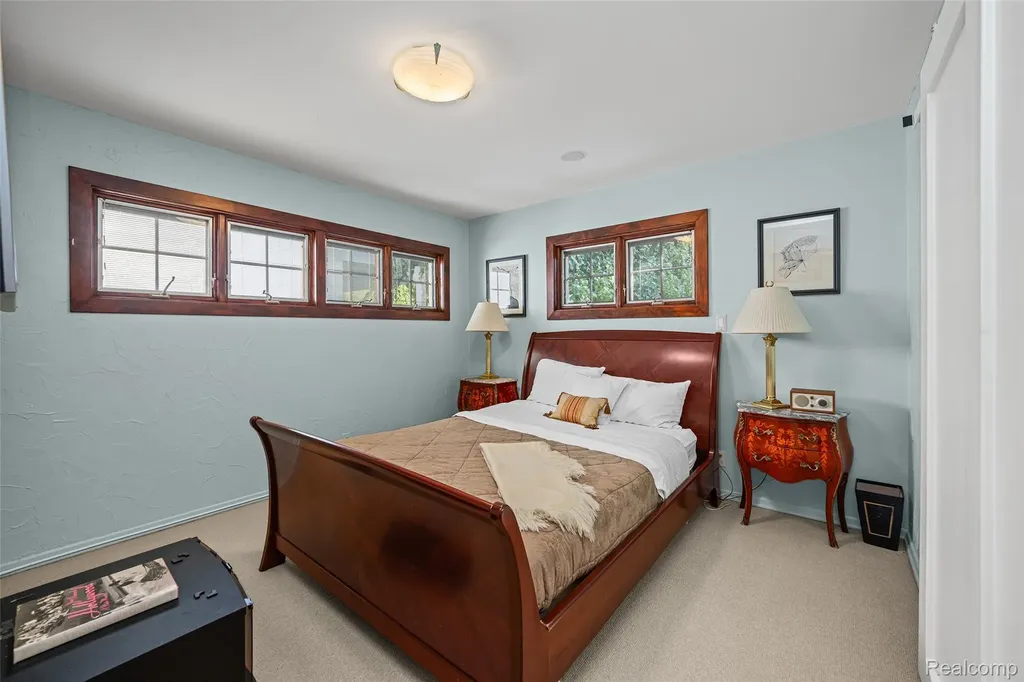 2372 Pine Lake Road West Bloomfield Charter Township MI 48324