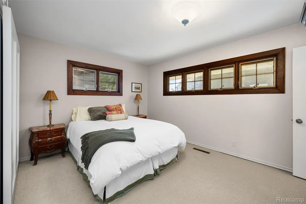 2372 Pine Lake Road West Bloomfield Charter Township MI 48324