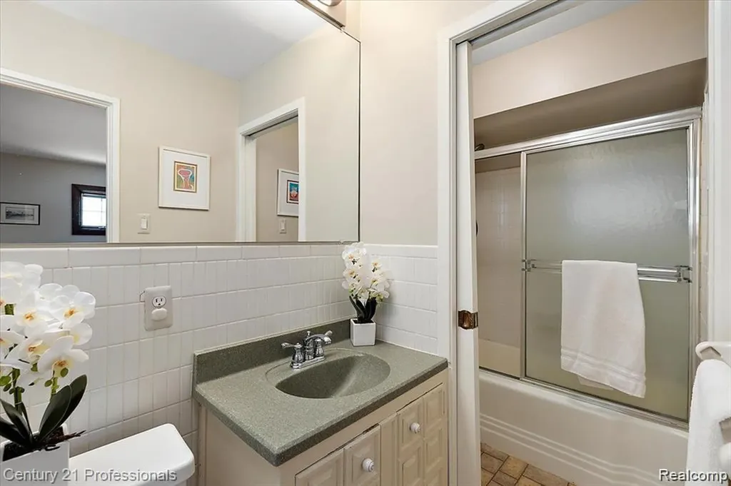 2372 Pine Lake Road West Bloomfield Charter Township MI 48324