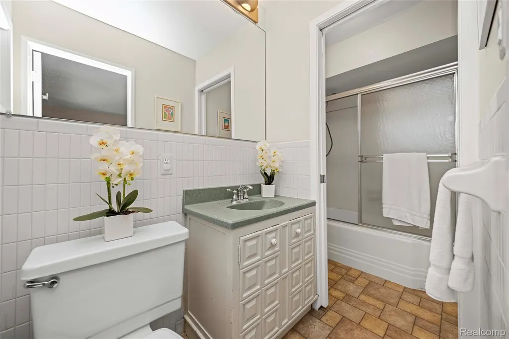 2372 Pine Lake Road West Bloomfield Charter Township MI 48324