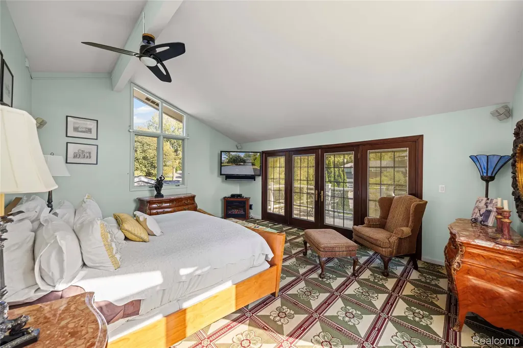 2372 Pine Lake Road West Bloomfield Charter Township MI 48324