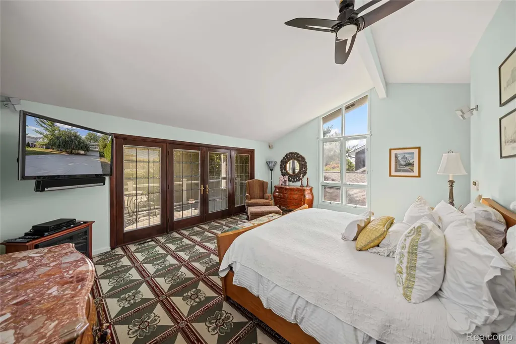 2372 Pine Lake Road West Bloomfield Charter Township MI 48324